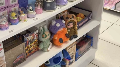 Popüler oyuncak &quot;Labubu&quot; çılgınlığı hırsızlıkla bitti: O anlar kameraya yansıdı
