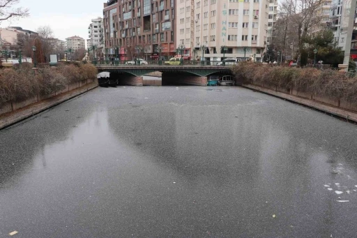 Porsuk &Ccedil;ayı&rsquo;nın buz tutan y&uuml;zeyi &ccedil;&ouml;ple kaplanmaya başladı
