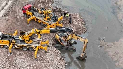Porsuk Çayı zeminine gömülen ekskavatör 2 vinç ile çıkarıldı
