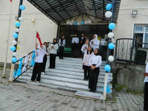 Posof’ta öğrencilerin şiir programı beğeni topladı
