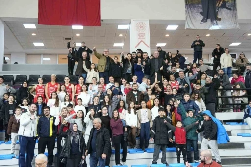 Potanın Krali&ccedil;eleri şampiyonluğa koşuyor
