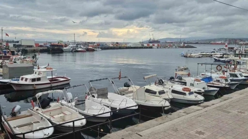 Poyraz k&uuml;&ccedil;&uuml;k tekne balık&ccedil;ılarını limana bağladı, ağlar tamire alındı
