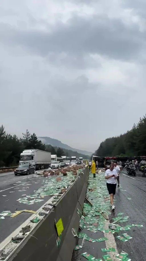 Pozantı-Adana istikameti tır devrilmesi nedeniyle trafiğe kapandı
