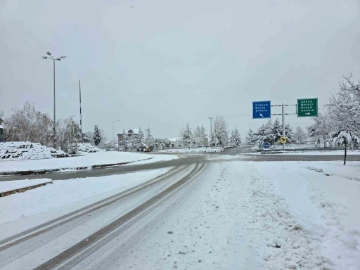 Pozantı&rsquo;da kar yağışı etkili oldu
