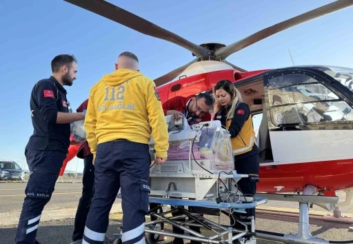 Prematüre Adar, göz tedavisi için helikopterle Van’a sevk edildi
