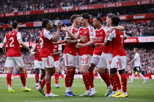 Premier Lig&rsquo;de 22 yıl aradan sonra şampiyon Arsenal
