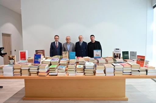 Prof. Dr. Fahrettin Tızlak’tan Antalya Kütüphanesi’ne 2000 kitaplık değerli bağış
