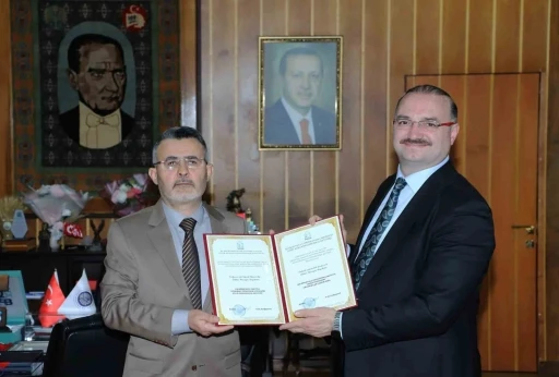 Prof. Dr. Hüseyin Baydemir’e Özbekistan’da nişan ve fahri profesörlük verildi
