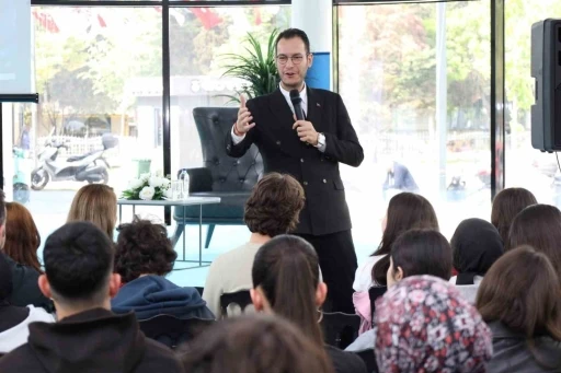 Profesörden yapay zeka uyarısı: &quot;Mesajlarınız okunuyor, analiz ediliyor&quot;
