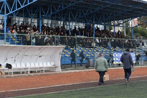 Profesyonel ligde çıktıkları ilk maçta seyircileri dışarıda kaldı
