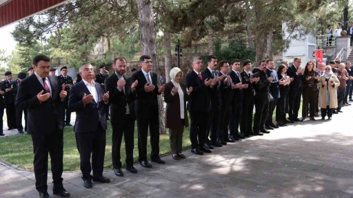 Protokolden şehitliklere bayram ziyareti
