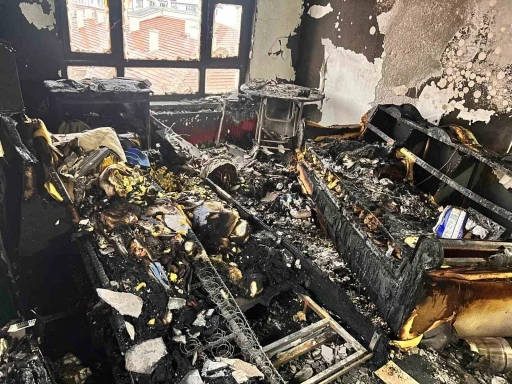 Psikolojik sorunları olduğu iddia edilen kişi evini ateşe verdi, balkona çıkıp izledi
