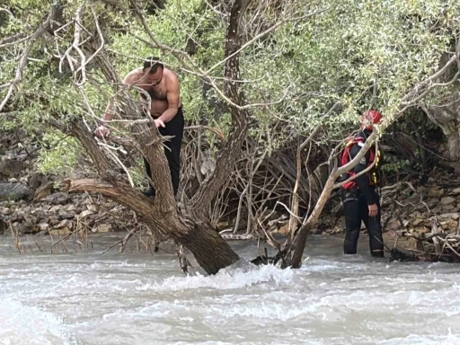 P&uuml;l&uuml;m&uuml;r &Ccedil;ayı&rsquo;nda mahsur kalan şahsı jandarma kurtardı
