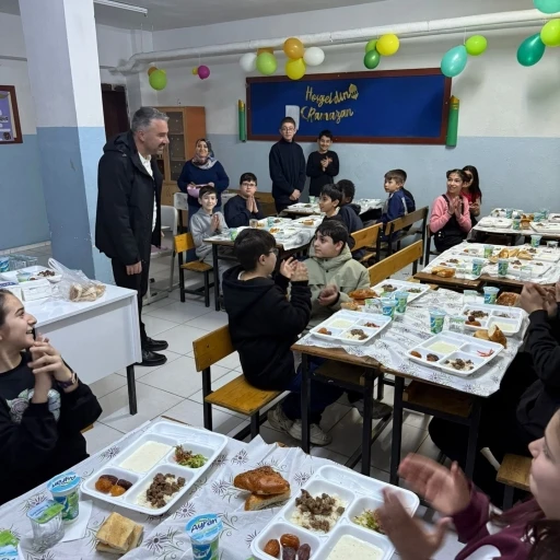 Pursaklar Belediye Başkanı &Ccedil;etin, &ouml;ğrencilerle iftar yaptı
