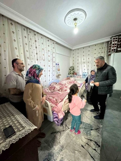 Pursaklar Belediyesi&rsquo;nden evinden &ccedil;ıkamayan hastalara anlamlı ziyaret
