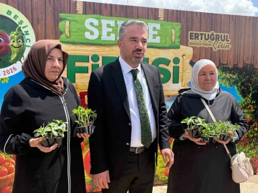 Pursaklar&rsquo;da 3 bin 500 vatandaşa ata tohumu fideler dağıtıldı
