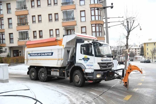 Pursaklar&rsquo;da kar yağışıyla birlikte t&uuml;m ekipler sahada
