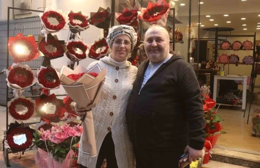 "11 kez istedim, 11&rsquo;incide aldım" dedi, 26 yıllık aşkını g&uuml;l ile ta&ccedil;landırdı
