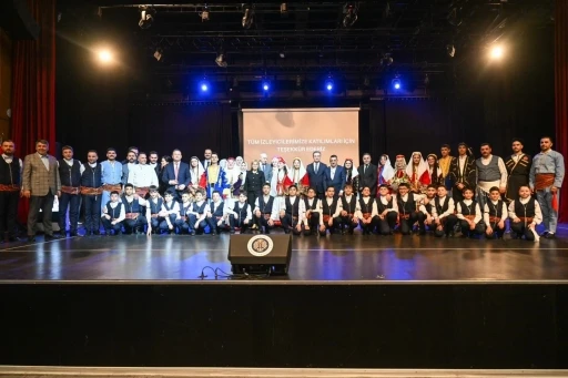 "7 B&ouml;lge 7 Renk" ayakta alkışlandı
