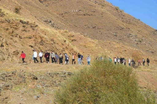 &quot;Adımlarla Keşfet&quot; projesi kapsamında 40 kişi Muş’un ünlü bağlarına yürüdü
