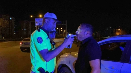 &quot;Alkollü değilim&quot; diyen sürücünün ehliyetine alkollü araç kullanmaktan el konuldu
