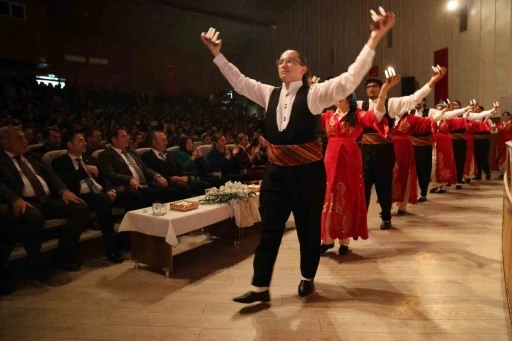 &quot;Annem kanseri ikinci kez yendi&quot; diyen öğrenci salonda dakikalarca alkışlandı
