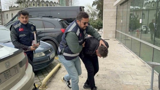 "Bakar mısın" diyerek altın zinciri kapıp ka&ccedil;an şahıs tutuklandı
