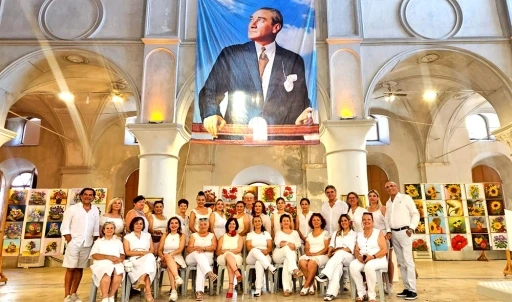 &quot;Bayraklı’nın Renkleri&quot; Çeşme’de buluştu: 60 sanatçıdan yağlı boya sergisi

