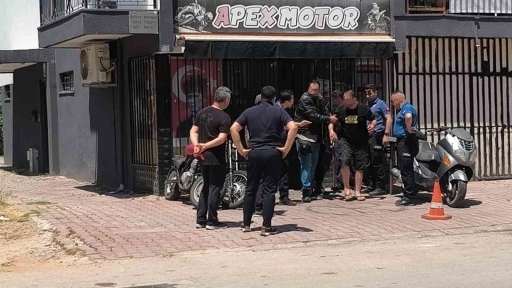 "Ben s&ouml;z verdim mi tutarım" deyip &uuml;zerine benzin d&ouml;kerek iş yerine kendini kilitledi
