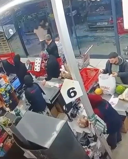 "Bir bakar mısın" diyerek &ccedil;ağırıp kafa attı: O anlar kameraya yansıdı
