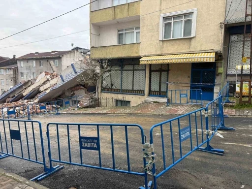 "Bu işin ustasıyız" diyen İBB ekibinin tehlikeli yıkımı kamerada: 5 katlı bina yerle bir oldu, yan binanın kolonu zarar g&ouml;rd&uuml;
