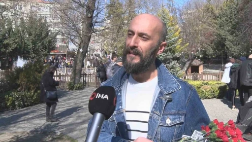 "&Ccedil;i&ccedil;ek Doktoru" D&uuml;nya Kadınlar G&uuml;n&uuml;&rsquo;nde kadına y&ouml;nelik şiddete karanfil ile dikkat &ccedil;ekti
