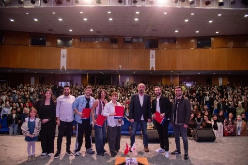 "&Ccedil;ok G&uuml;zel Hareketler Bunlar 2" ekibinden OM&Uuml;&rsquo;de sanat ve kariyer sohbeti
