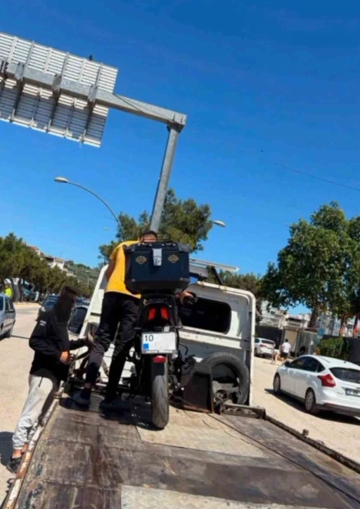 "Dur" ihtarına uymadı, ehliyetsiz &ccedil;ıktı: 240 bin lira ceza yedi