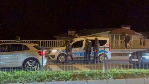 "Dur" ihtarına uymayan alkoll&uuml; s&uuml;r&uuml;c&uuml; polis aracına &ccedil;arptı: 3 g&ouml;zaltı
