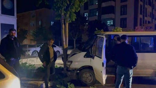 &quot;Dur&quot; ihtarına uymayan ehliyetsiz sürücünün kullandığı araç ağaca çarptı: 38 bin TL ceza yedi
