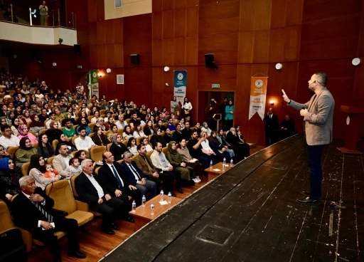 "Duyulmayan &ccedil;ocuk, yorgun anne-baba, kaybolan iletişim" konferansına yoğun ilgi
