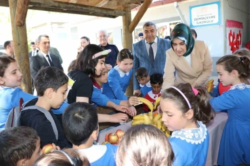 &quot;Gelenekten Geleceğe Sağlıklı Nesiller&quot; projesiyle öğrencilere meyve desteği
