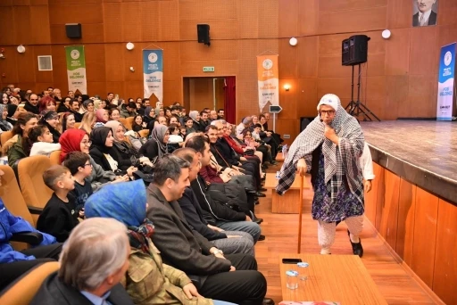 &quot;Havlucu Memed Anlatıyor&quot; tiyatro gösterisi yoğun ilgi gördü
