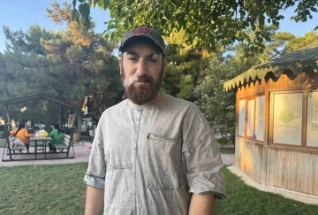 &quot;Hayat Tamircisi&quot; yangında yaralanan hayvanlara şifa dağıtıyor

