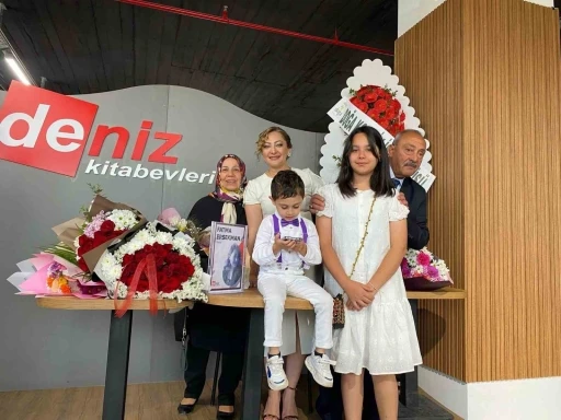 &quot;İnsan Kendine Yabancı&quot; şiir kitabının imza günü düzenlendi

