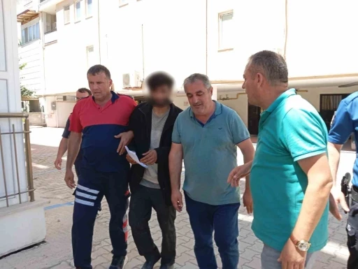 &quot;İntiharkolik Hasan&quot; yine sahnede: 200’den fazla kez çatıya çıktı, para alıp indi
