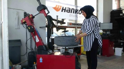 &quot;Kadınlar yapamaz&quot; diyenlere inat 24 yıldır lastik tamiri yapıyor
