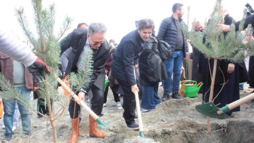Malatya&rsquo;da Kadınlar El Ele Verdi: Bin Fidan Toprakla Buluştu