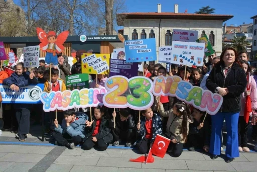 "Maarifin Kalbinde &Ccedil;ocuk"  kortej y&uuml;r&uuml;y&uuml;ş&uuml;
