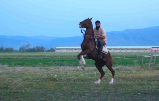 "Mehmet: Fetihler Sultanı" oyuncusu Mustafa Kaya, Muş&rsquo;ta film atlarını hazırladı
