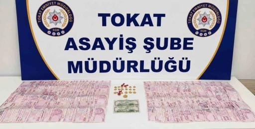 "MİT"  personeli yalanıyla yaşlı kadını dolandıran 2 ş&uuml;pheli tutuklandı
