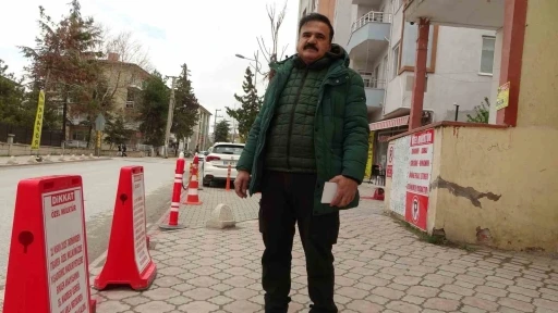 "M&uuml;lk&uuml;m" diyerek kaldırımı dubalarla kapattı

