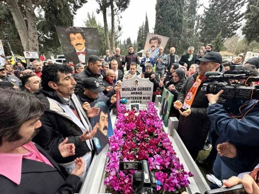 "M&uuml;sl&uuml;m Baba" unutulmadı: Sevenleri &ouml;l&uuml;m&uuml;n&uuml;n 13&rsquo;&uuml;nc&uuml; yılında mezarı başında buluştu
