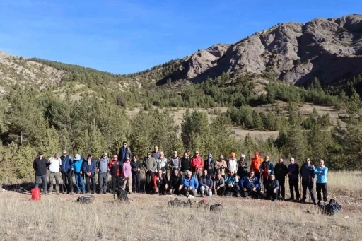 &quot;Öğretmenler Günü&quot; için 15 kilometrelik yürüyüş

